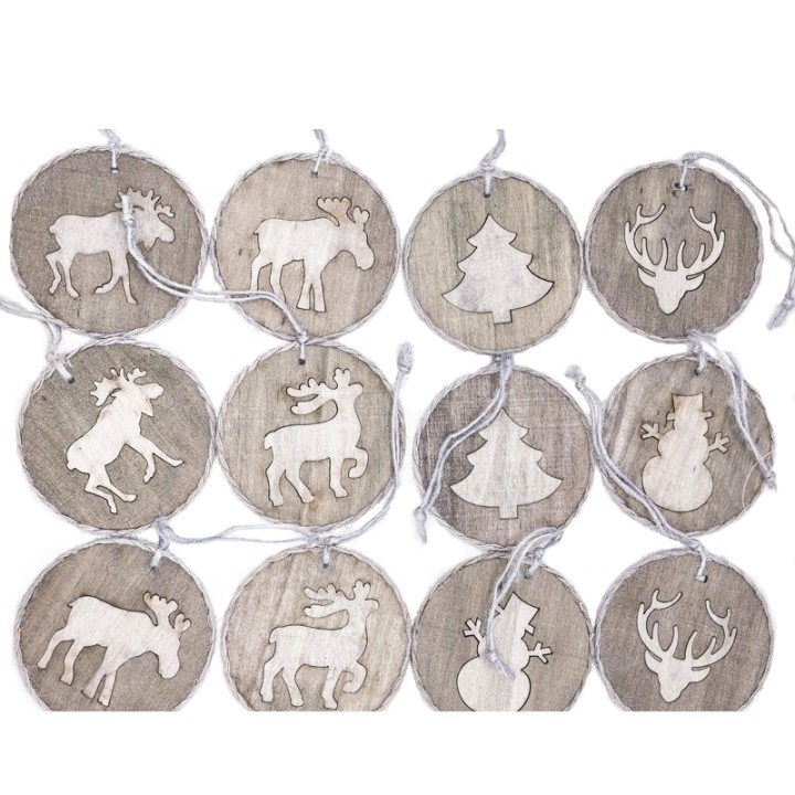 Houten kerstdecoraties in ronde vormen, met witte figuren van dieren en bomen.