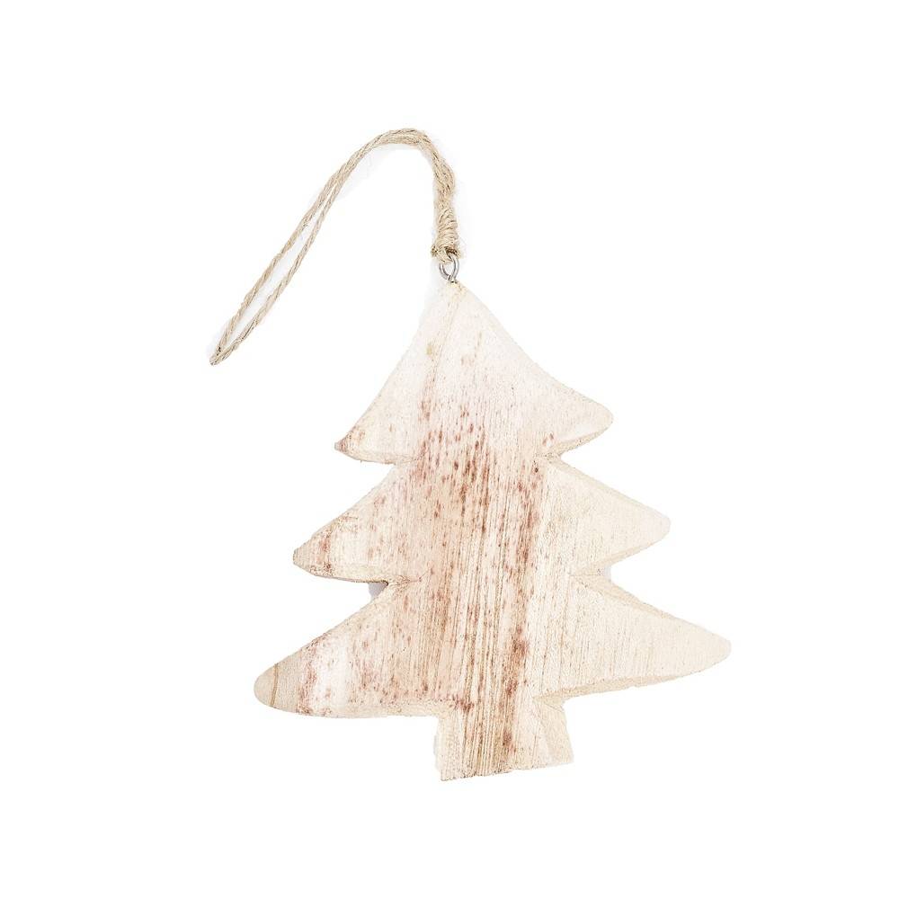 Houten kerstboom ornament in lichte kleuren met een natuurlijke, rustieke uitstraling.