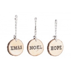 Drie houten schijfjes met touw, bedrukt met de woorden 'XMAS', 'NOEL' en 'HOPE'.