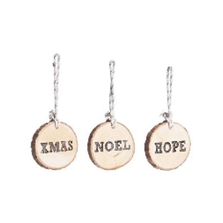 Drie houten schijfjes met touw, bedrukt met de woorden 'XMAS', 'NOEL' en 'HOPE'.