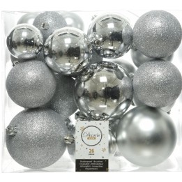 Glanzende zilveren kerstballen in verschillende maten, met matte en glinsterende afwerkingen.