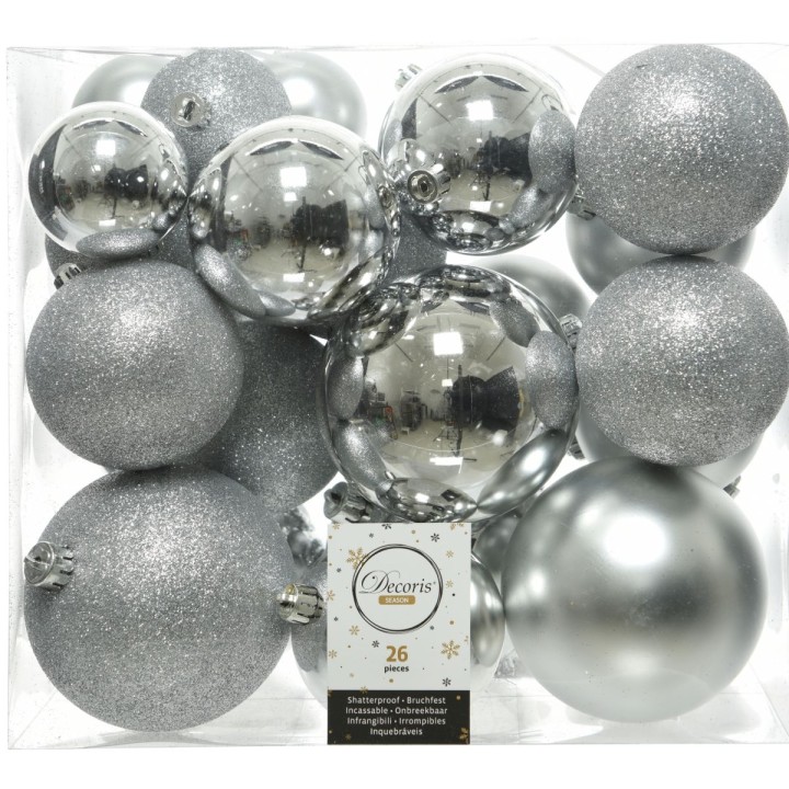 Glanzende zilveren kerstballen in verschillende maten, met matte en glinsterende afwerkingen.