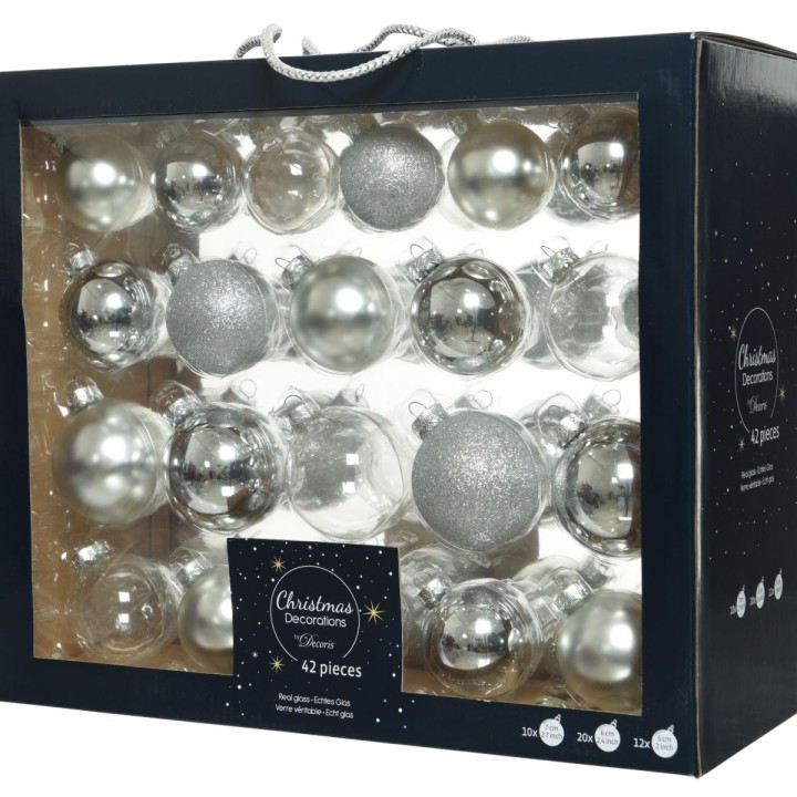 Een doos met 42 kerstballen in zilver, variërend van glanzend tot mat en met glitter.