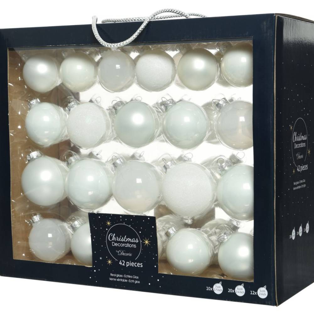 Doos met 42 kerstballen in wit en perlemorentinten, variërend in afwerking en grootte.