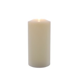 Een hoge, romige kaars met een zachte gloed aan de bovenkant.