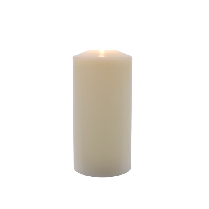 Een hoge, romige kaars met een zachte gloed aan de bovenkant.