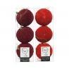 Glanzende kerstballen in rood en wijnrood, met diverse texturen en een elegante verpakking.