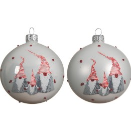 Witte kerstballen met rode en grijze fantasietekening van vrolijke gnomes en stippen.