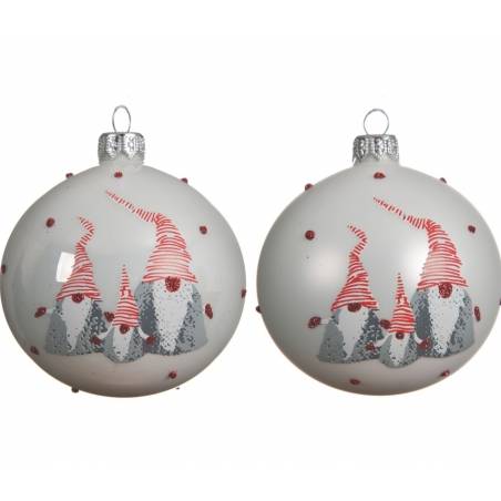 Witte kerstballen met rode en grijze fantasietekening van vrolijke gnomes en stippen.