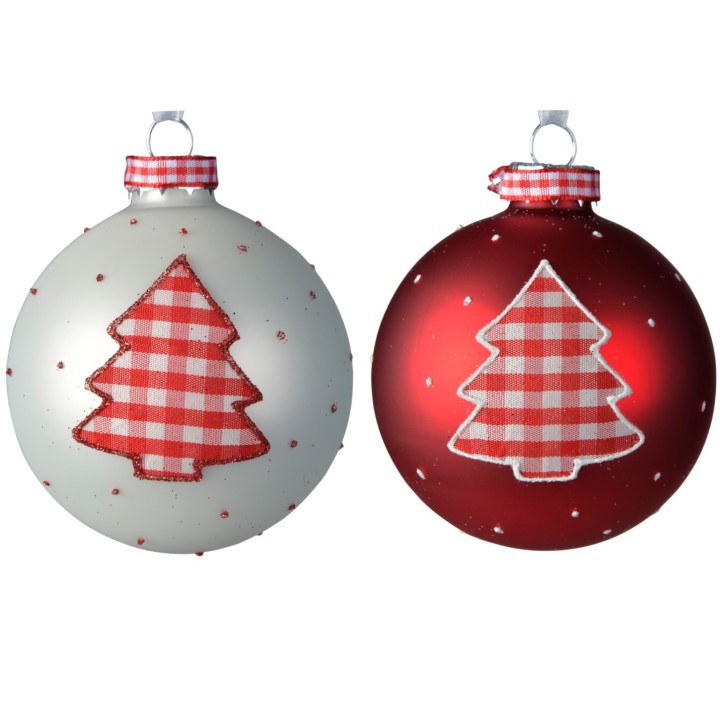 Twee kerstballen: een witte en een rode, beide met een ruitjesboom en sneeuwvlokken.