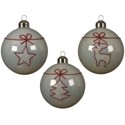 Drie witte kerstballen met rode en glinsterende versieringen van sterren, een kerstboom en een re...