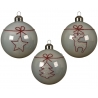 Drie witte kerstballen met rode en glinsterende versieringen van sterren, een kerstboom en een re...