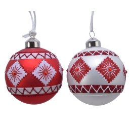 Twee kerstballen, één rood met witte patronen, de ander wit met rode versieringen.