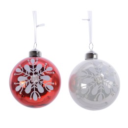 Twee kerstballen: een glanzend rood met witte sneeuwvlokken en een transparante met zilveren deta...