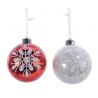 Twee kerstballen: een glanzend rood met witte sneeuwvlokken en een transparante met zilveren deta...