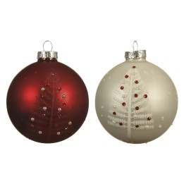 Twee kerstballen, één diep rood en één zacht wit, versierd met een boom en parelachtige details.