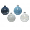 Vier glazen kerstballen in verschillende tinten blauw en wit, met een glinsterende, parelmoeracht...