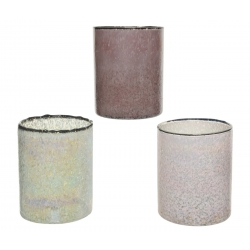 Drie glazen vazen in zachte kleuren, met een glanzende afwerking en een matte structuur.