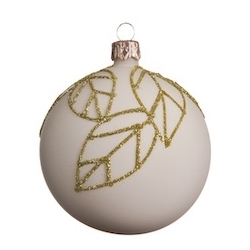 Een matte witte kerstbal met gouden glinsterende bladeren. Elegant en stijlvol.