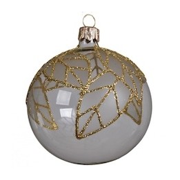 Glazen kerstbal in wit met gouden glitters en een motief van lijnen en bladeren.