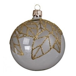 Glazen kerstbal in wit met gouden glitters en een motief van lijnen en bladeren.