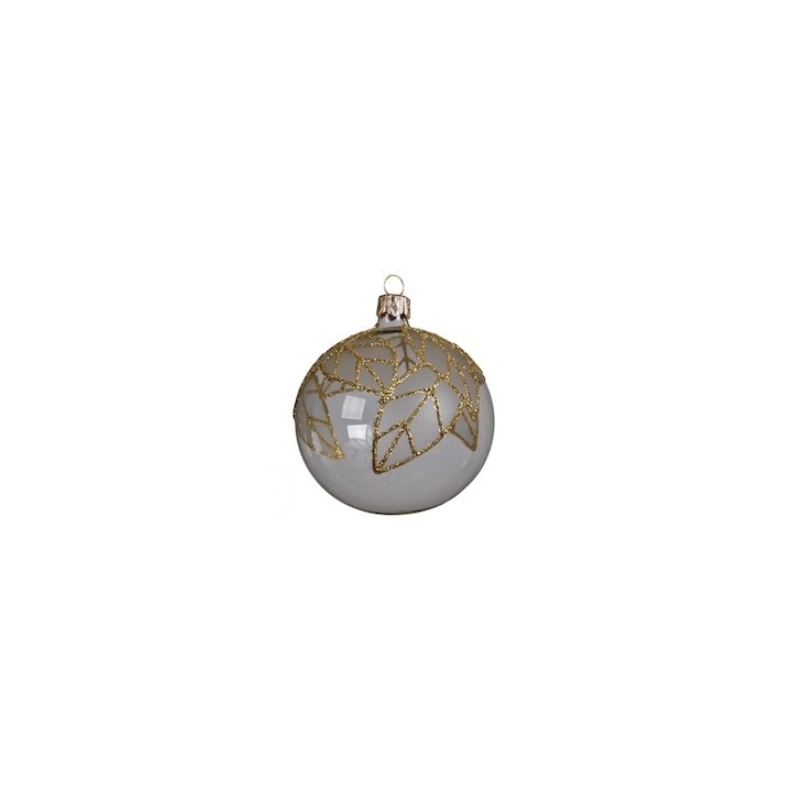 Glazen kerstbal in wit met gouden glitters en een motief van lijnen en bladeren.