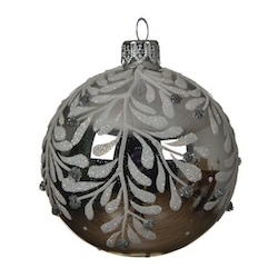 Glanzende kerstbal in zilver met delicate, witte takjes en een glinsterende afwerking.