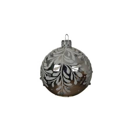 Glanzende kerstbal in zilver met delicate, witte takjes en een glinsterende afwerking.