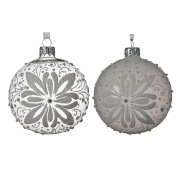 Twee elegante, glanzende kerstballen in wit en zilver, versierd met delicate sneeuwvlokpatronen.