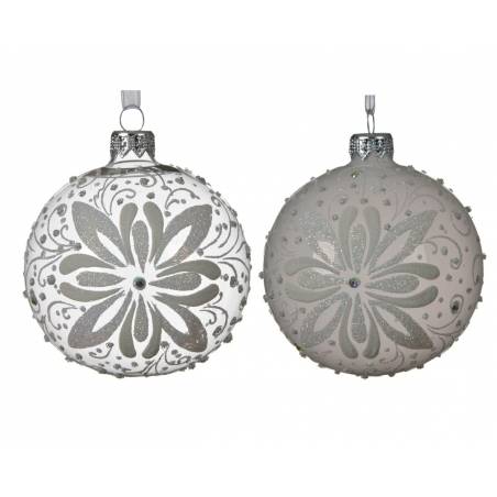 Twee elegante, glanzende kerstballen in wit en zilver, versierd met delicate sneeuwvlokpatronen.
