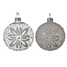 Twee elegante, glanzende kerstballen in wit en zilver, versierd met delicate sneeuwvlokpatronen.