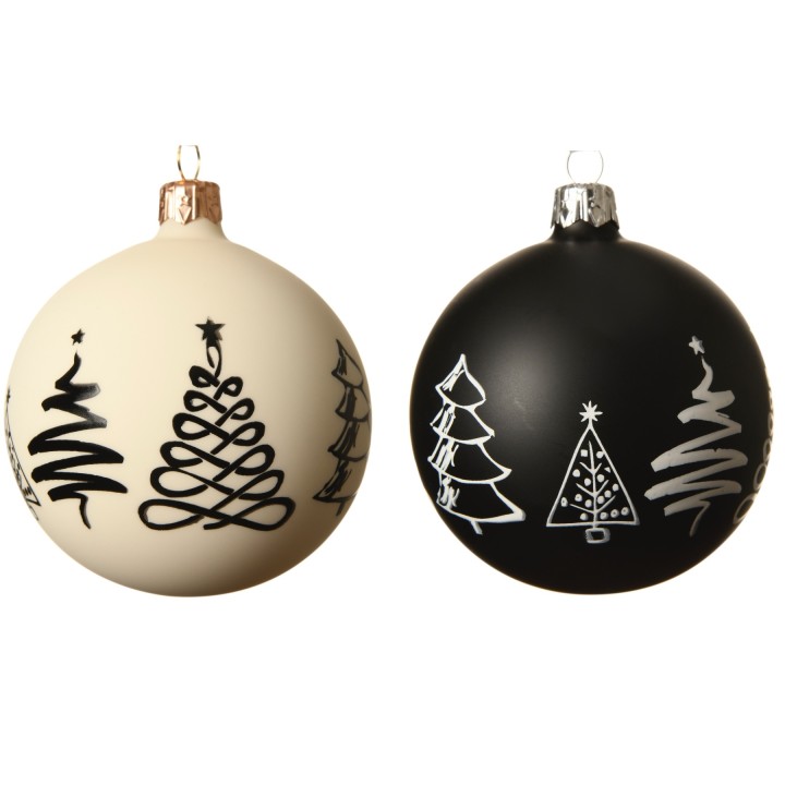 Twee kerstballen, één wit met zwarte tekeningen en één zwart met witte illustraties.