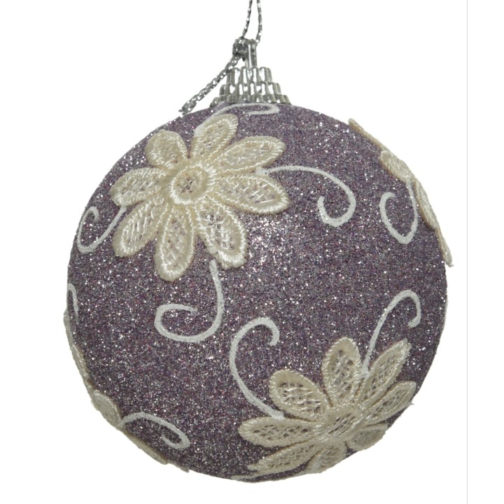 Glanzende paarse kerstbal met witte bloemen en glinsterende details.