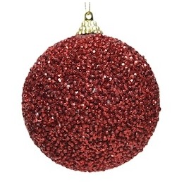 Glanzende, rode kerstbal bedekt met sprankelende glitters en een gouden haakje bovenaan.