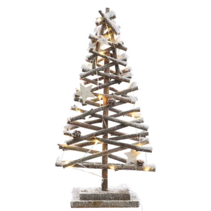 Een houten kerstboom, bedekt met sneeuw en versierd met sterren en lichtjes.