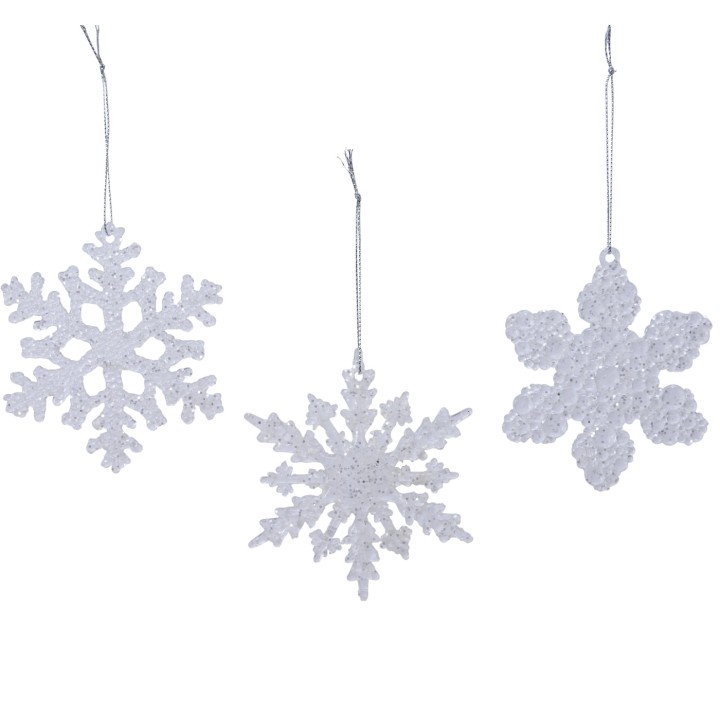 Drie witte sneeuwvlokken van glinsterend materiaal, ieder met unieke vormen en details.