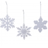Drie witte sneeuwvlokken van glinsterend materiaal, ieder met unieke vormen en details.