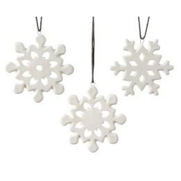 Drie witte sneeuwvlokken van keramiek, met verschillende patronen, hangend aan zwarte touwtjes.