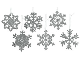 Zes glinsterende, zilveren sneeuwvlokken in verschillende vormen, hangend aan witte linten.