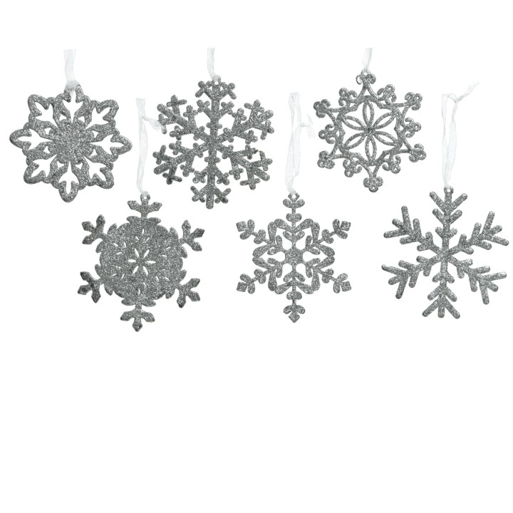 Zes glinsterende, zilveren sneeuwvlokken in verschillende vormen, hangend aan witte linten.
