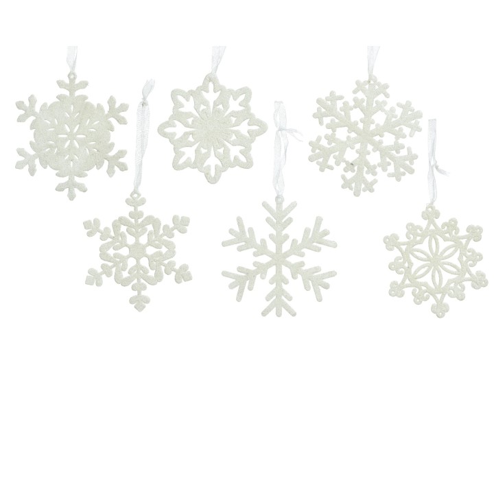 Zes witte sneeuwvlokken van verschillende vormen, hangend aan dunne, witte linten.