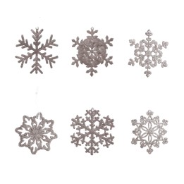 Zes verschillende sneeuwvlokken in zilveren tinten, met diverse vormen en gedetailleerde patronen.