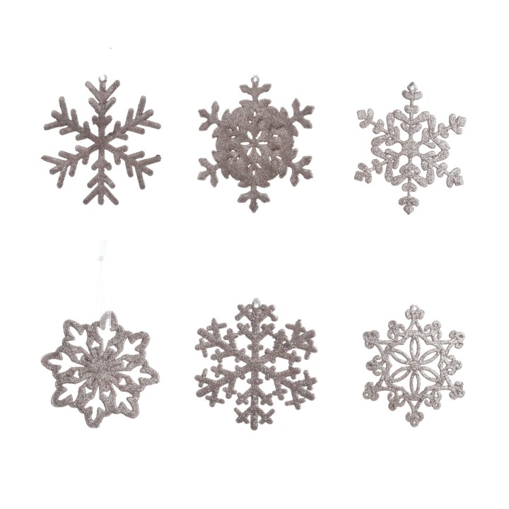 Zes verschillende sneeuwvlokken in zilveren tinten, met diverse vormen en gedetailleerde patronen.
