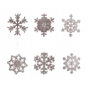 Zes verschillende sneeuwvlokken in zilveren tinten, met diverse vormen en gedetailleerde patronen.