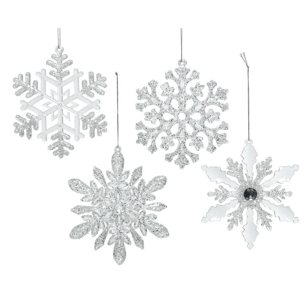 Vier decoratieve sneeuwvlokken in zilver en wit, met sprankelende details en verschillende vormen.