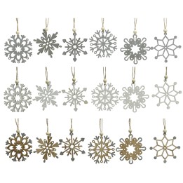 Diverse sneeuwvlokvormige ornamenten in zilver en hout, met verschillende patronen en texturen.