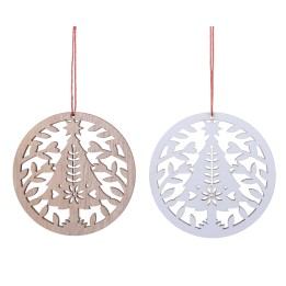 Houten en witte kerstdecoraties met uitgesneden boom- en bladpatronen, aan een touwtje.