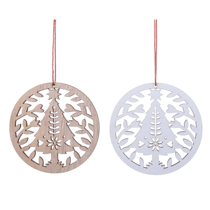 Houten en witte kerstdecoraties met uitgesneden boom- en bladpatronen, aan een touwtje.