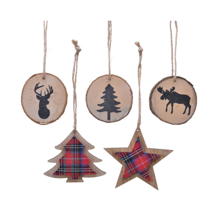 Houten kerstversieringen met silhouetten van een hert, boom en eland, versierd met ruitenpatroon.