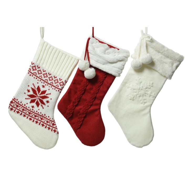 Drie kerstkousen in rood, wit en gebreid, versierd met sneeuwvlokken en pompons.